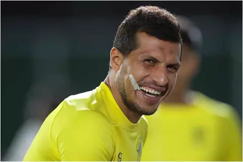رسميًا.. ضمك السعودي يعلن التعاقد مع طارق حامد